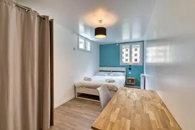 Un ou plusieurs lits dans un hébergement de l'établissement Céline - Belle Maison moderne