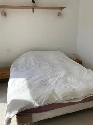 Un ou plusieurs lits dans un hébergement de l'établissement Studio à louer style loft