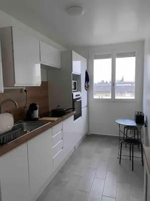 Cuisine ou kitchenette dans l'établissement Appartement rénové et spacieux, Terrasse, 4 pers