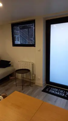 Télévision ou salle de divertissement dans l'établissement Appartement individuel en maison
