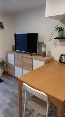 Télévision ou salle de divertissement dans l'établissement Appartement individuel en maison