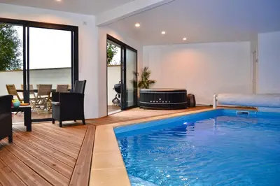 Piscine de l'établissement A l oree du bois piscine intérieure privée sans vis à vis ou située à proximité