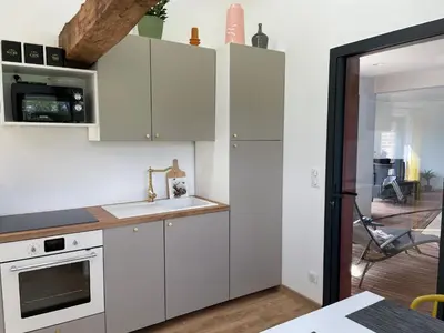 Cuisine ou kitchenette dans l'établissement A l oree du bois piscine intérieure privée sans vis à vis