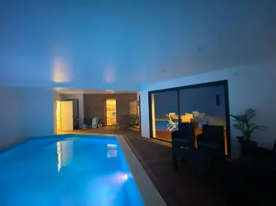Piscine de l'établissement A l oree du bois piscine intérieure privée sans vis à vis ou située à proximité