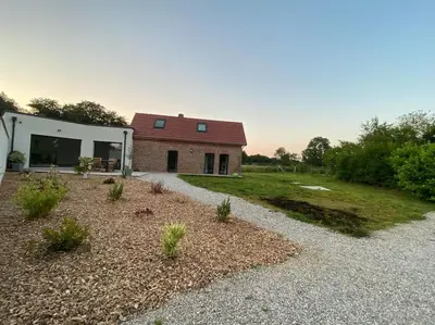 Jardin de l'établissement A l oree du bois piscine intérieure privée sans vis à vis