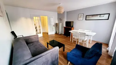 Télévision ou salle de divertissement dans l'établissement Appartement meublé Hypercentre Beauvais - 1h de Paris