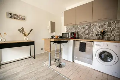 Cuisine ou kitchenette dans l'établissement La Téranga - WIFI - Coeur de ville - Gare