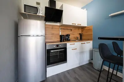 Cuisine ou kitchenette dans l'établissement Le Studio du commandant