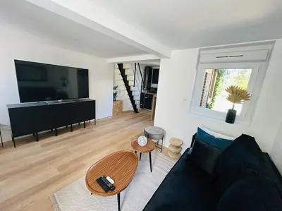 Télévision ou salle de divertissement dans l'établissement La petite maison