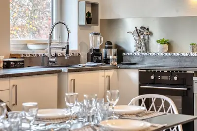 Cuisine ou kitchenette dans l'établissement L'Amiral - 6 pers-Parking gratuit- Fibre-spacieux