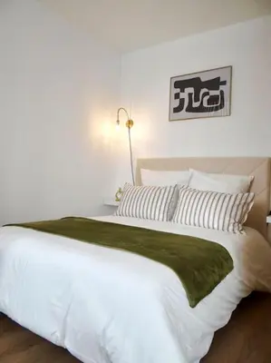 Un ou plusieurs lits dans un hébergement de l'établissement Le Blum Studio *Hyper-Centre* avec *CANAL PLUS*