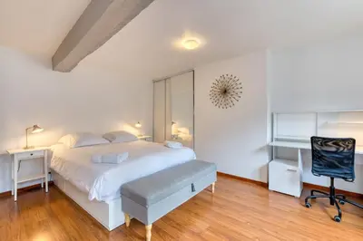 Un ou plusieurs lits dans un hébergement de l'établissement Daisy Un charmant appartement près de la Place du Vieux Marché