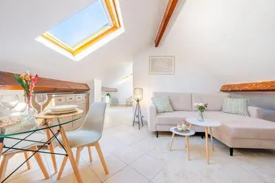 Coin salon dans l'établissement Le Cocon Proche Paris Stellantis
