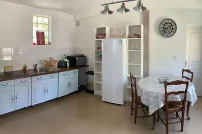 Cuisine ou kitchenette dans l'établissement Petite maison à la campagne