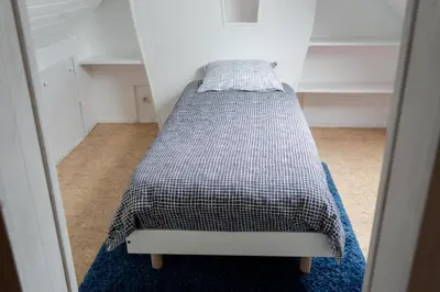 Un ou plusieurs lits dans un hébergement de l'établissement Maison charmante et spacieuse-terrasse près du centre ville