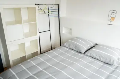 Un ou plusieurs lits dans un hébergement de l'établissement Maison charmante et spacieuse-terrasse près du centre ville