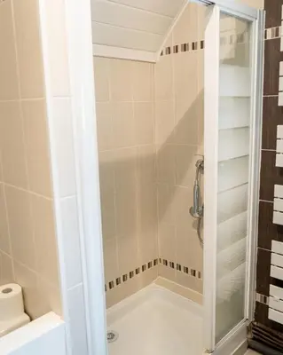 Salle de bains dans l'établissement Maison charmante et spacieuse-terrasse près du centre ville