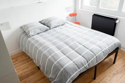 Un ou plusieurs lits dans un hébergement de l'établissement Maison charmante et spacieuse-terrasse près du centre ville