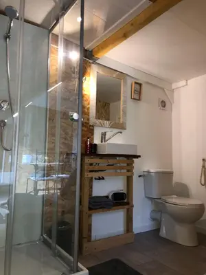 Salle de bains dans l'établissement La Cabane de l'église