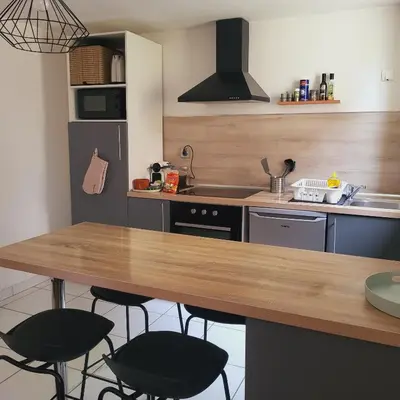 Cuisine ou kitchenette dans l'établissement Duplex cosy La petite Arche centre Pont de l'arche