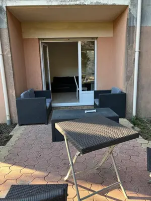 Balcon ou terrasse dans l'établissement Appartement avec place de parking privé et jardin