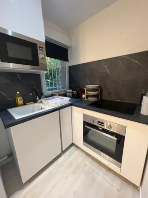 Cuisine ou kitchenette dans l'établissement Appartement avec place de parking privé et jardin