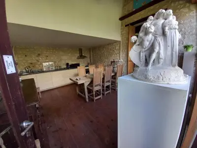 Cuisine ou kitchenette dans l'établissement Maison dans charmant petit jardin