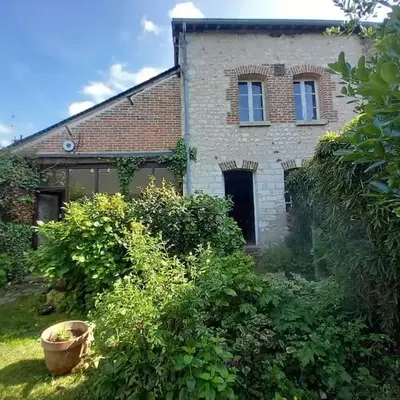 Maison dans charmant petit jardin