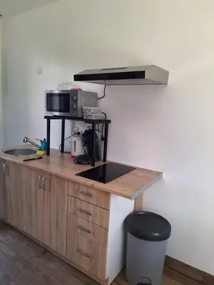 Cuisine ou kitchenette dans l'établissement logement calme, 5 minutes de l'autoroute