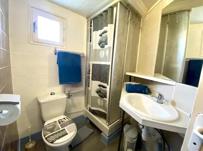 Salle de bains dans l'établissement Le doux rivage plain-pied avec jardin et parking - Dog friendly - LABEL clés vacances