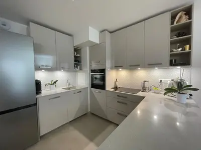 Cuisine ou kitchenette dans l'établissement Modern family 3 bedroom apartment in the center of Maisons-Laffitte