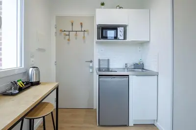 Cuisine ou kitchenette dans l'établissement Appartement 4 proche de la gare et du centre ville