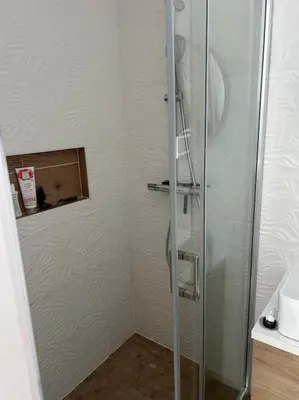 Salle de bains dans l'établissement belle maison avec piscine chauffée sans vis-à-vis