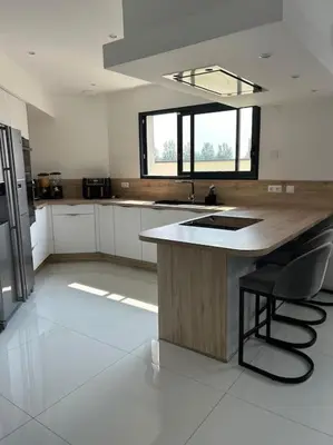 Cuisine ou kitchenette dans l'établissement belle maison avec piscine chauffée sans vis-à-vis