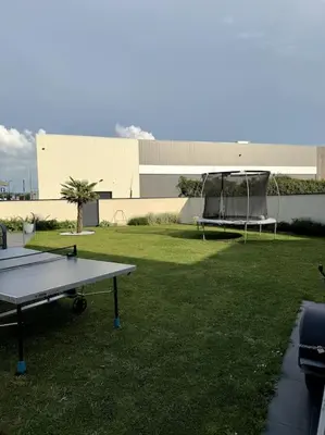 Jardin de l'établissement belle maison avec piscine chauffée sans vis-à-vis