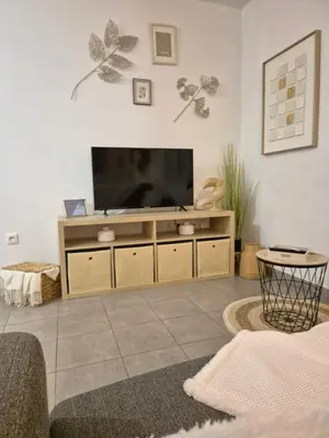 Télévision ou salle de divertissement dans l'établissement Aéroport à pied La signature doré