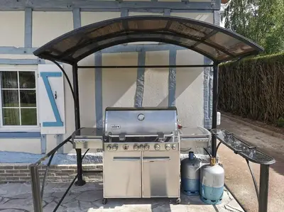 Barbecue disponible mis à disposition des clients de la maison de vacances