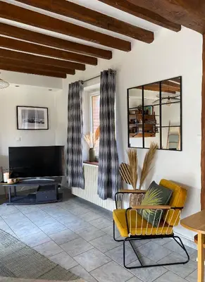Télévision ou salle de divertissement dans l'établissement Charmante Maison Normande