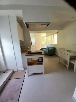 Cuisine ou kitchenette dans l'établissement Beau studio dans un cadre exceptionnel de verdure