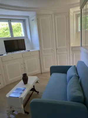 Télévision ou salle de divertissement dans l'établissement Beau studio dans un cadre exceptionnel de verdure