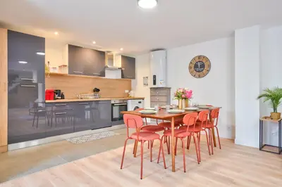 Cuisine ou kitchenette dans l'établissement Le Gabriel - Maison spacieuse et calme près de Paris