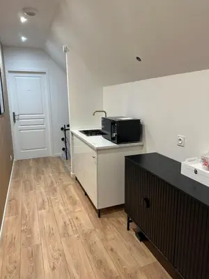 Cuisine ou kitchenette dans l'établissement Le Nid des Voyageurs - chambre Eurylaime