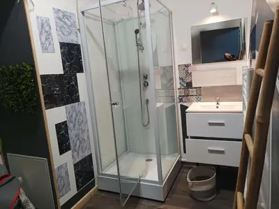 Salle de bains dans l'établissement Fleurs de Lys