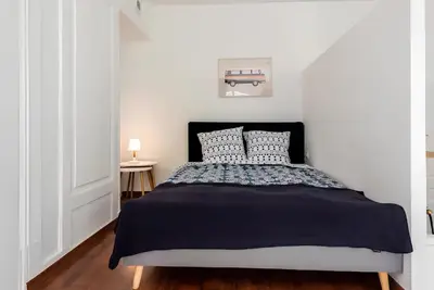 Un ou plusieurs lits dans un hébergement de l'établissement Plein centre, Parking privé et securisé hors SUV , 1 lit et 1 couchage d'appoint pour enfant