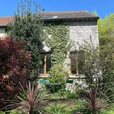 Charmante dépendance avec jardin