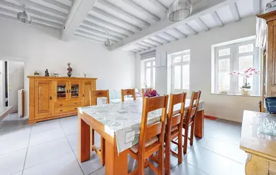 Cuisine ou kitchenette dans l'établissement Awesome Home In Arques La Bataille