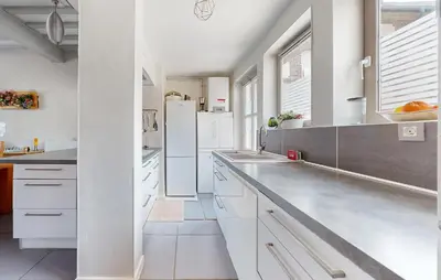 Cuisine ou kitchenette dans l'établissement Awesome Home In Arques La Bataille