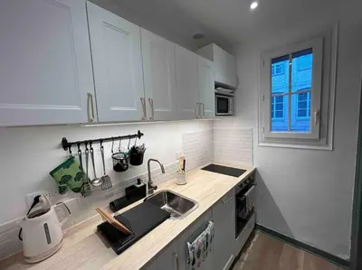 Cuisine ou kitchenette dans l'établissement Au coeur du centre ville