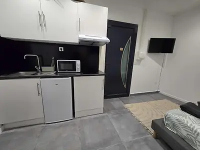 Cuisine ou kitchenette dans l'établissement 2 Studio Cosy Wifi a Meulan