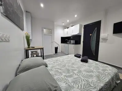 Cuisine ou kitchenette dans l'établissement 2 Studio Cosy Wifi a Meulan